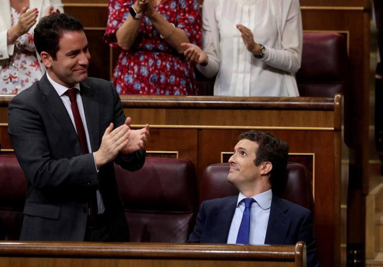 La bancada del Partido Popular aplaude a Pablo Casado. 