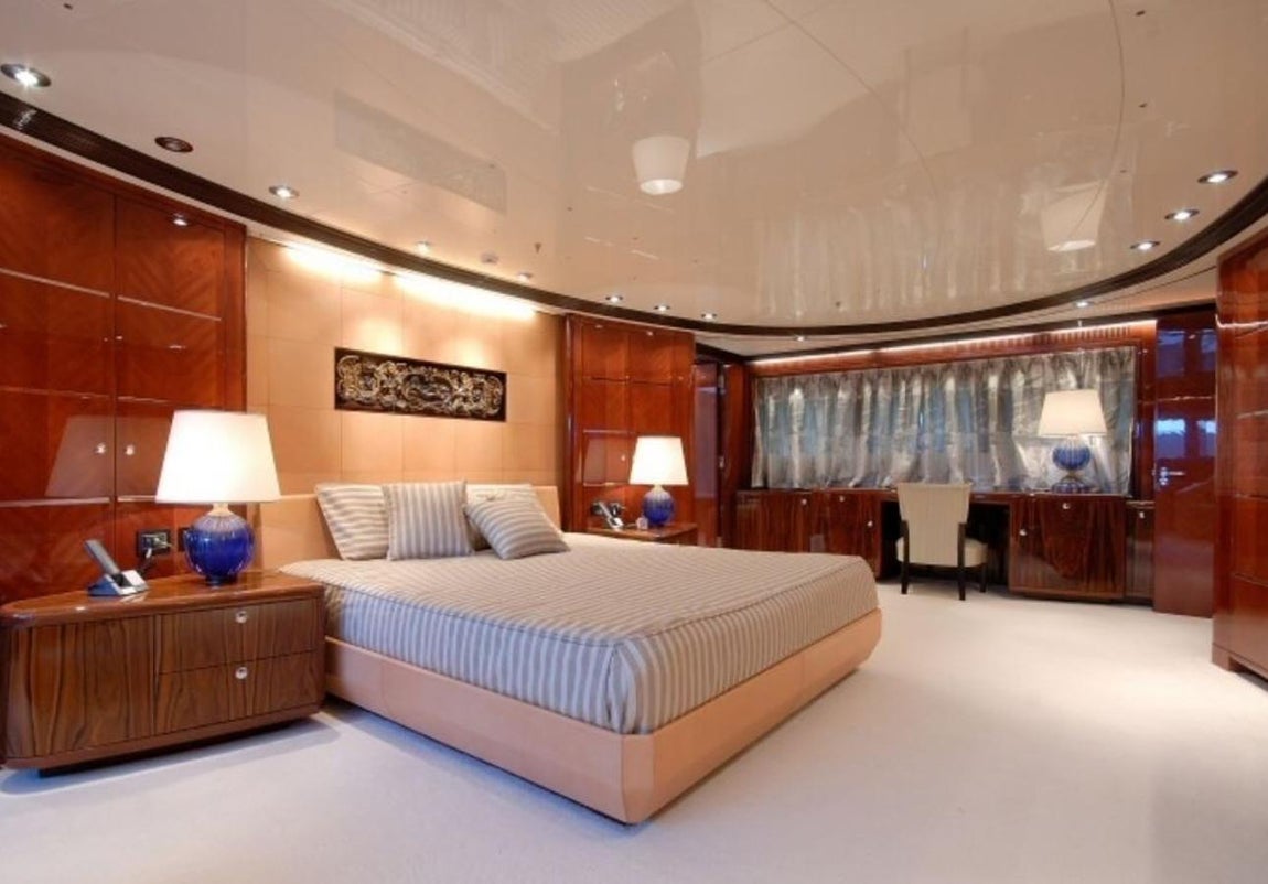 Blanca. Este superyate de 52 metros de eslora y 10 de manga también estuvo atracado en el martillo de Ibiza en su largo recorrido por el Mediterráneo. En sus 10 camarotes puede alojar hasta a 12 pasajeros