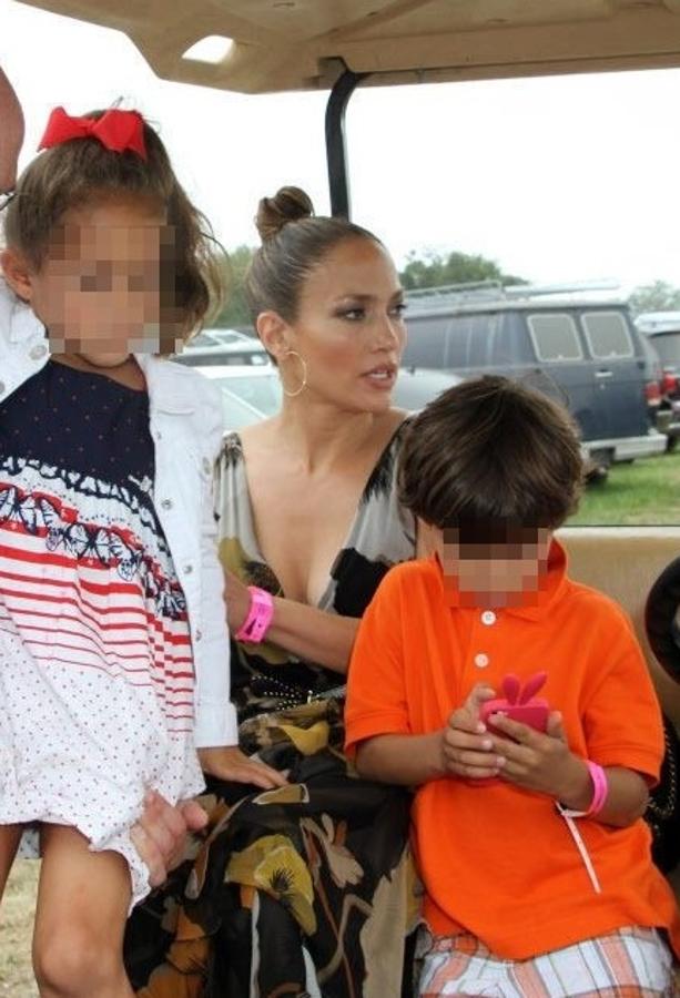 Sus hijos. Desde que la artista dio a luz a sus dos gemelos, Maximilian David y Emme Maribel, el 22 de febrero de 2008 en Long Island, Nueva York, la cantante ha estado totalmente involucrada en el cuidado de los pequeños, consguiendo compaginar su profesión y vida personal.