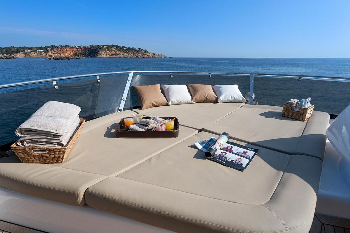 Cala di luna. El lujoso buque modelo Sunseeker Manhattan 70 tiene cubiertas muy espaciosas que ofrecen una gran variedad de posibilidades de ocio a quienes lo arrenden