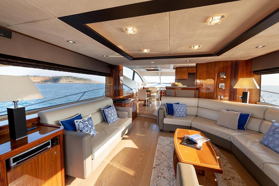 Cala di luna. Este yate se alquila durante todo el año, durante los meses de verano permanece atracado en Ibiza y ofrece la posibilidad de navegar en Formentera, Mallorca y Menorca