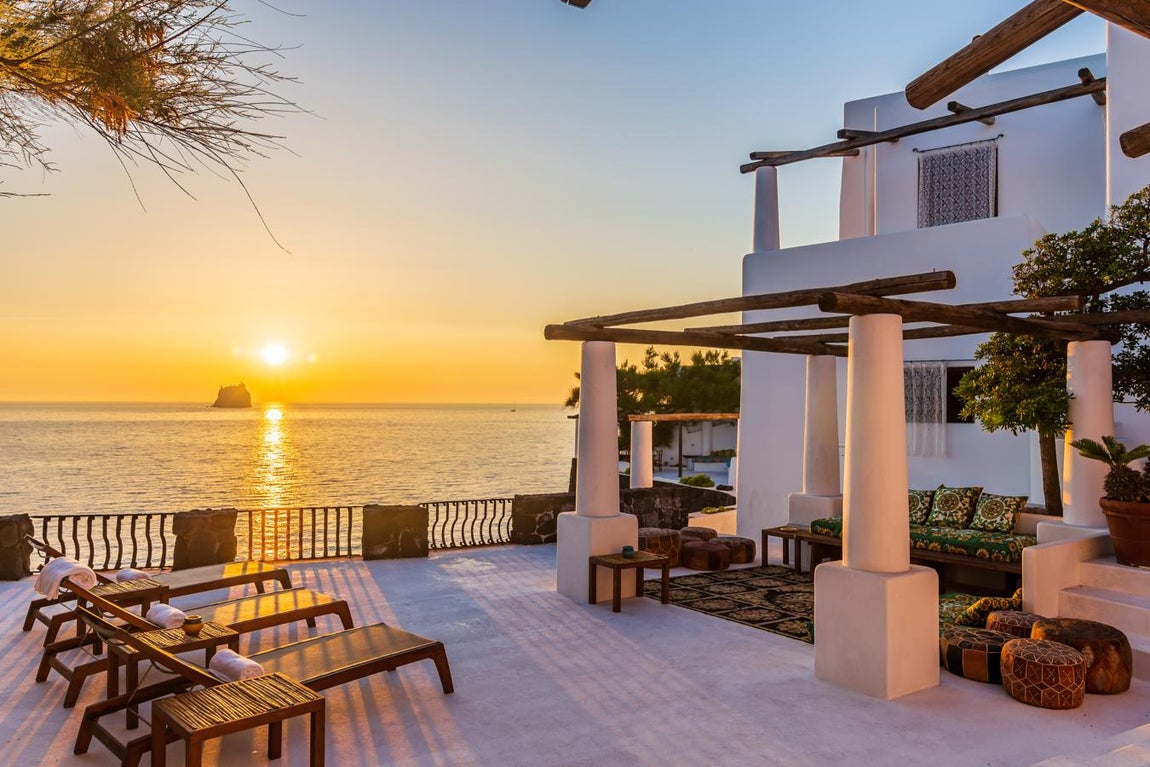Una villa de lujo frente al mar. En la isla de Stromboli, en Sicilia, donde también se encuentra el majestuoso volcán que lleva el mismo nombre, se encuentra en venta la exclusiva villa de verano de los afamados estilistas Domenico Dolce y Stefano Gabbana..