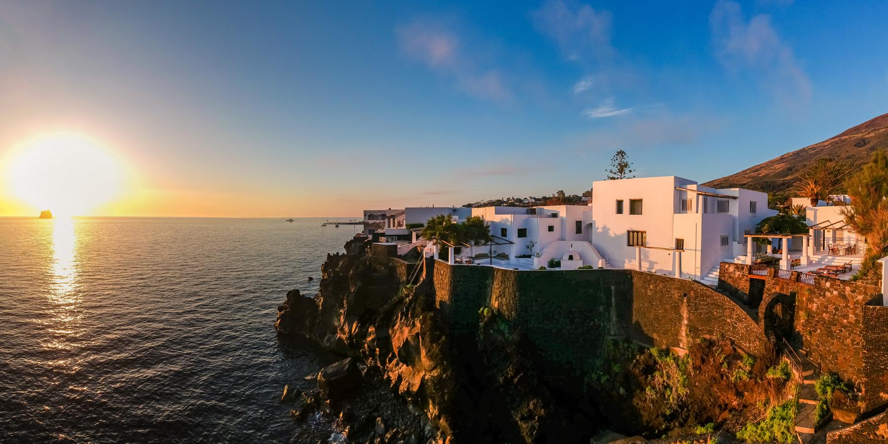 Acceso directo al mar. Tal y como explica la página web de la agencia, la vivienda sigue la línea de la costa, permitiendo apreciar la estructura en su conjunto donde sea que uno se encuentre dentro de ella. A sus espaldas se erige un volcán, mientras que «enfrente se extiende la línea del mar, interrumpida solamente por Strombolicchio, una pequeñísima isla volcánica detrás de la que surge el sol: la intensa luz rosa del alba colorea todas las mañanas el horizonte y la fachada de la casa».