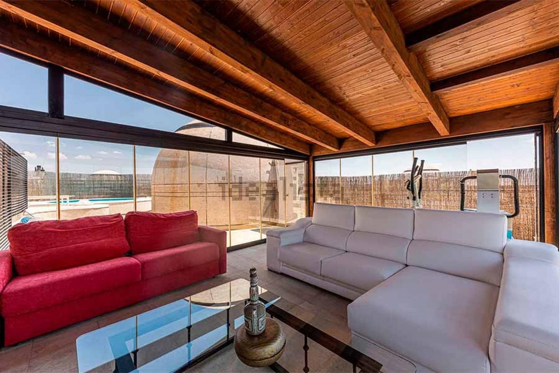 La vivienda, situada en una de las mejores urbanizaciones de Aravaca, consta de dos plantas y tiene una amplia terraza, solarium y hasta un jacuzzi. 