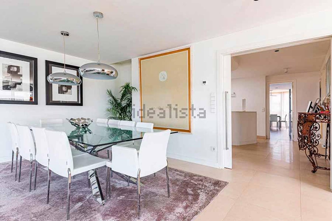 La vivienda, situada en una de las mejores urbanizaciones de Aravaca, consta de dos plantas y tiene una amplia terraza, solarium y hasta un jacuzzi. 