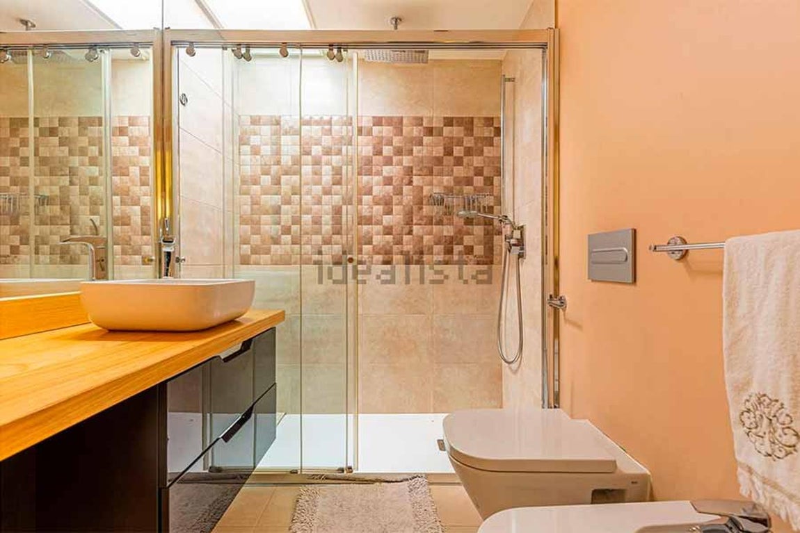 La vivienda, situada en una de las mejores urbanizaciones de Aravaca, consta de dos plantas y tiene una amplia terraza, solarium y hasta un jacuzzi. 