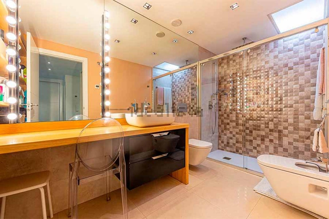 La vivienda, situada en una de las mejores urbanizaciones de Aravaca, consta de dos plantas y tiene una amplia terraza, solarium y hasta un jacuzzi. 