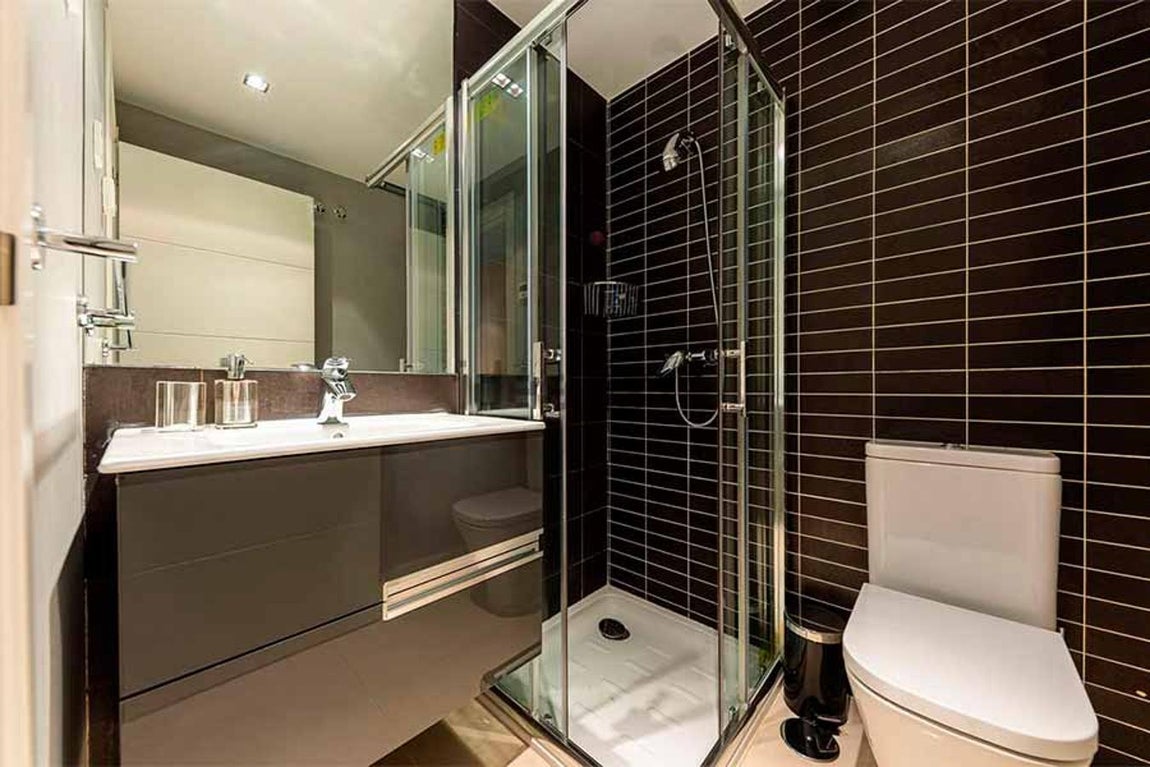 La vivienda, situada en una de las mejores urbanizaciones de Aravaca, consta de dos plantas y tiene una amplia terraza, solarium y hasta un jacuzzi. 