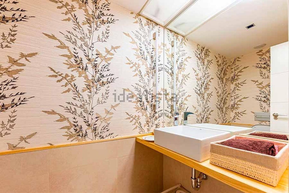 La vivienda, situada en una de las mejores urbanizaciones de Aravaca, consta de dos plantas y tiene una amplia terraza, solarium y hasta un jacuzzi. 