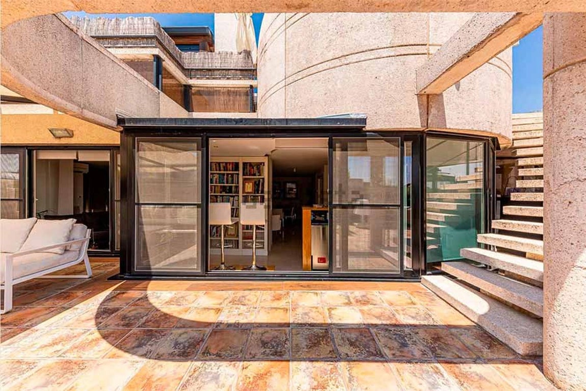 La vivienda, situada en una de las mejores urbanizaciones de Aravaca, consta de dos plantas y tiene una amplia terraza, solarium y hasta un jacuzzi. 