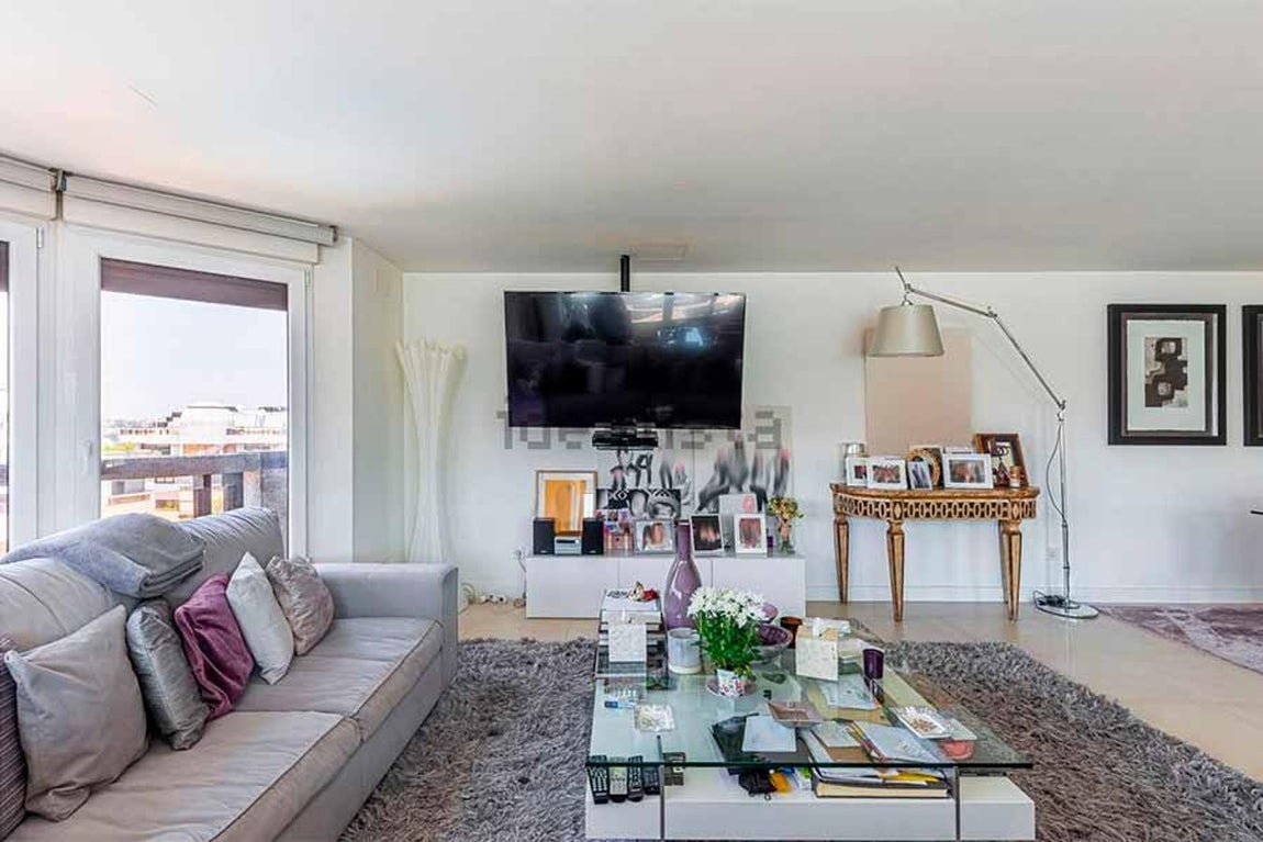 La vivienda, situada en una de las mejores urbanizaciones de Aravaca, consta de dos plantas y tiene una amplia terraza, solarium y hasta un jacuzzi. 