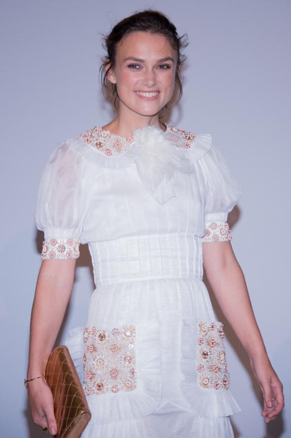 Keira Knightley. La actriz no quiere saber nada de las redes sociales, ella prefiere mantenerse al margen de toda esa exposición pública. Además, Keira  quiso vivir la experiencia de en Twitter y duró aproximadamente 12 horas y lo hizo con un nombre falso. «De repente me siguió Chloë Moretz y tras ella cientos de personas hicieron lo mismo y me asusté», declaró la intérprete.