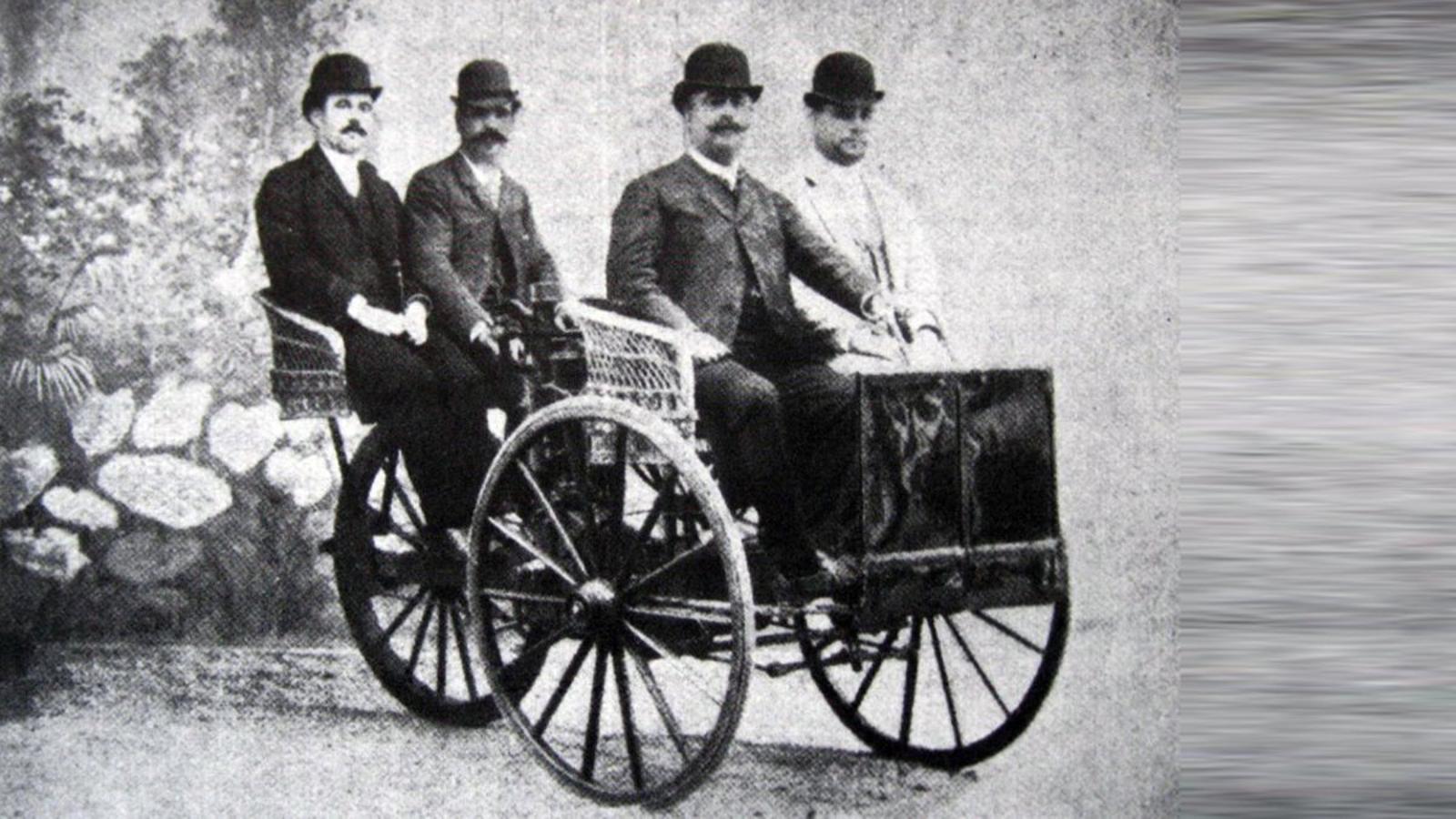 La Cuadra, 1897. El primer auto-móvil fabricado en España -dejamos de lado el Bonet de 1889 que llevaba un motor de explosión Panhard- fue el La Cuadra. Este fabricante inició su andadura tratando de hacer un pequeño autobús eléctrico hacia 1897, pero debido al eterno problema de la escasa capacidad de las baterías de entonces, éstas se agotaban a los pocos metros dejando al vehículo parado. Trató de remediarlo montando un motor de explosión que fuese recargando las baterías, naciendo así uno de los primeros híbridos de la historia, lo que mejoró los resultados pero no lo suficiente, por lo que desistió de la electricidad y en 1899 presentó un automóvil con motor de explosión