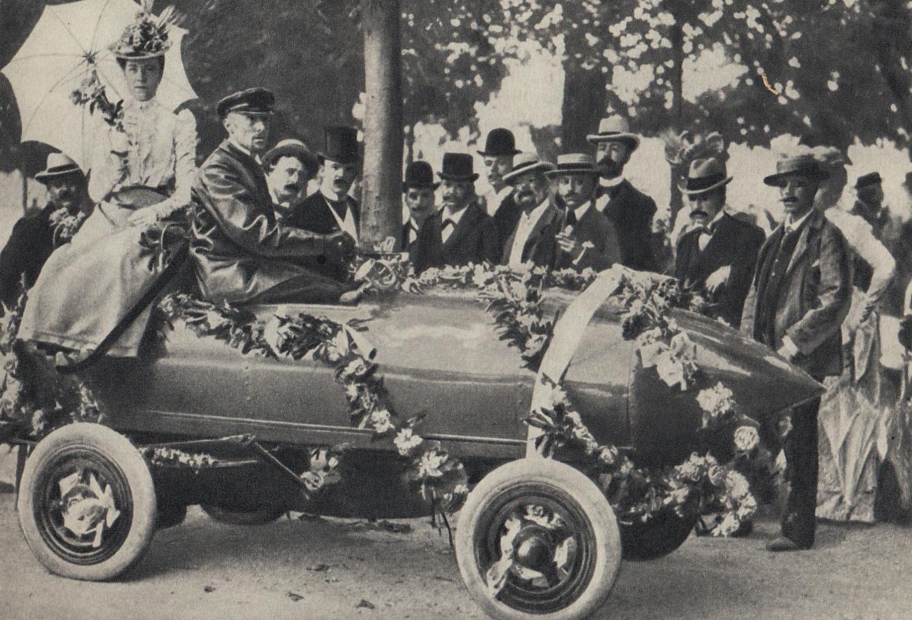 Jamais contente, 1899. Este vehículo marcó uno de los hitos más representativos de la Historia del Automóvil. El primer automóvil en superar los 100 km/h fue eléctrico. El piloto Belga Jenatzy conducía el "Jamais contente", el automóvil que batió el récord. En la imagen posa en su vehículo