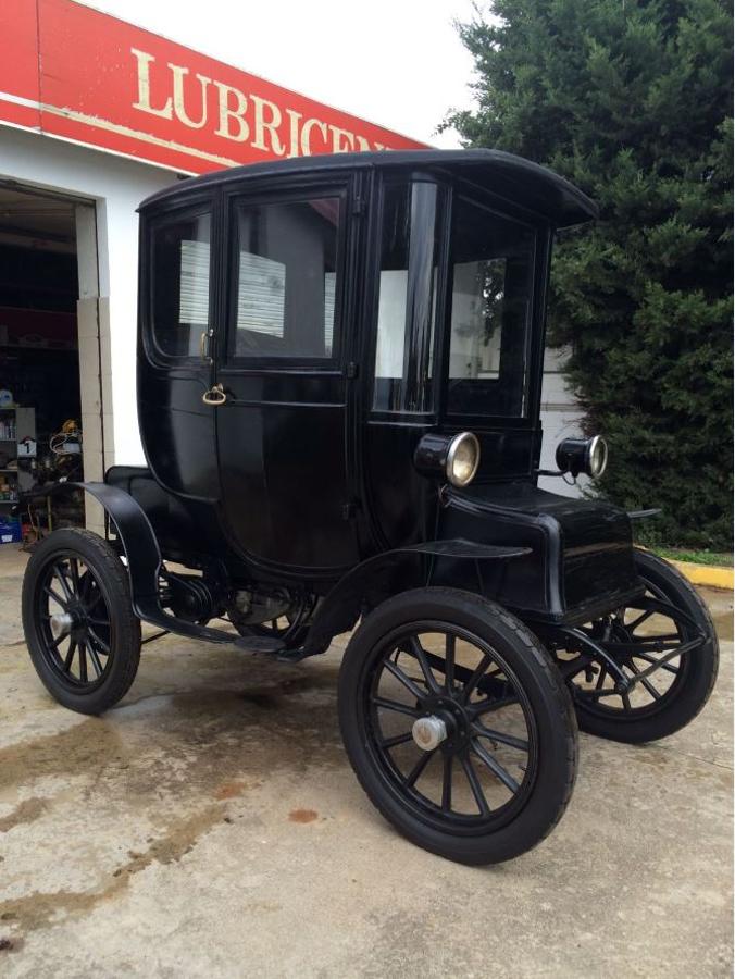 Detroit eléctics, 1907. En Estados Unidos, concretamente en Detroit, meca del automovilismo americano por excelencia, abrió en 1907 una compañía llamada Detroit Electric que produjo alrededor de 13.000 unidades de coches hasta 1939. desde 1907 hasta 1939.