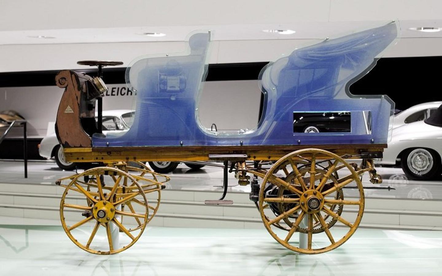 Lohner Porsche,1898. Pesaba 1.300 kg, montaba un cambio de 12 velocidades y varias baterías cuyo peso sumaba un total de 1.800 kg. La autonomía del coche, pese a su envergadura, era de 80 km. Un desafío en aquel tiempo. Su diseño externo era muy novedoso, los propietarios podían personalizar al detalle su apariencia y, además, cambiar la carrocería en invierno y verano para que se adecuara a las condiciones meteorológicas.