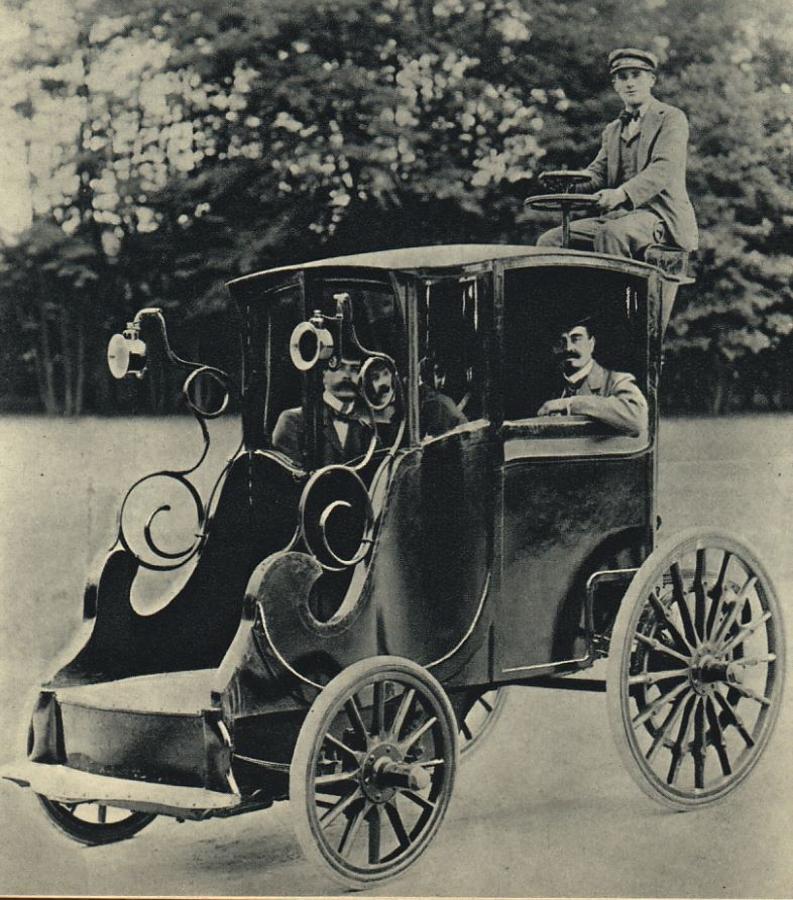 Hautier. 1898. El motor de explosión, el de gasolina y el eléctrico nacieron a la vez para propulsar los carruajes de la época. En las sociedades urbanitas el motor eléctrico era el favorito porque eran más cómodos y no hacían ruido. El automóvil de la imagen es un taxi de la época