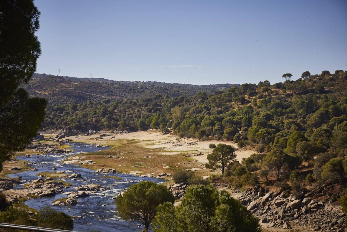 La sequía en el embalse de San Juan, en imágenes: barcos encallados y embarcaderos a ninguna parte