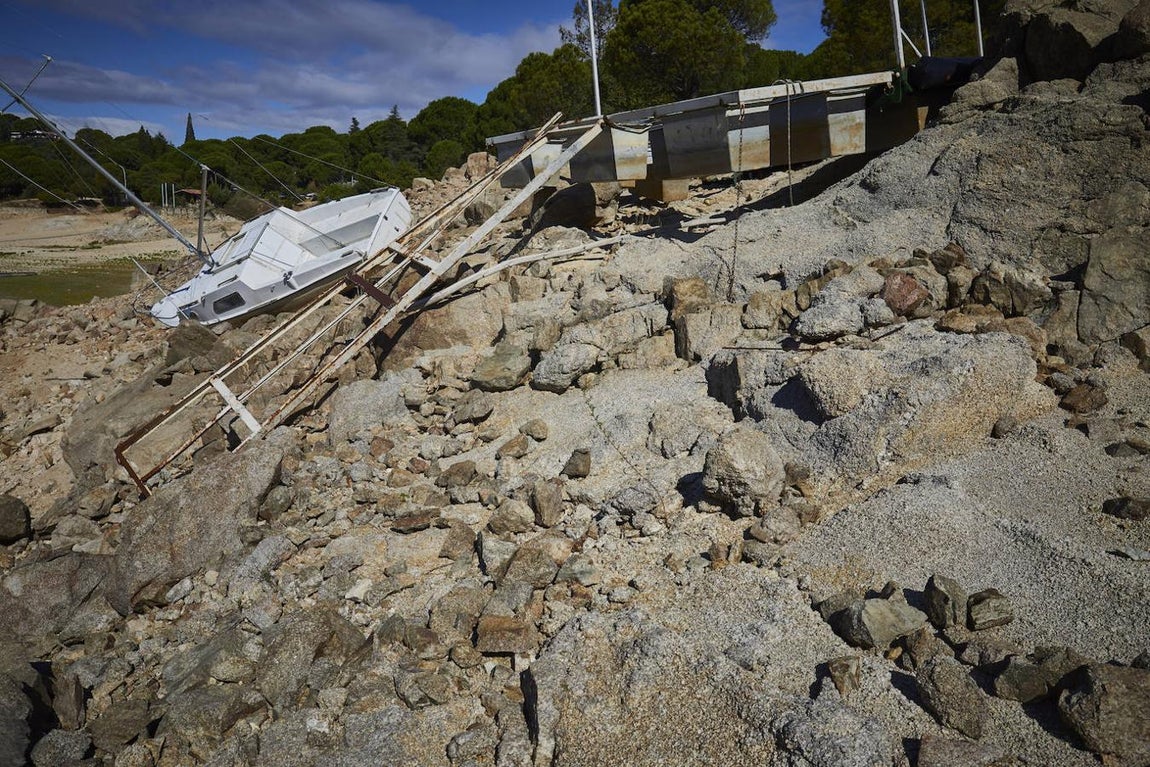 La sequía en el embalse de San Juan, en imágenes: barcos encallados y embarcaderos a ninguna parte