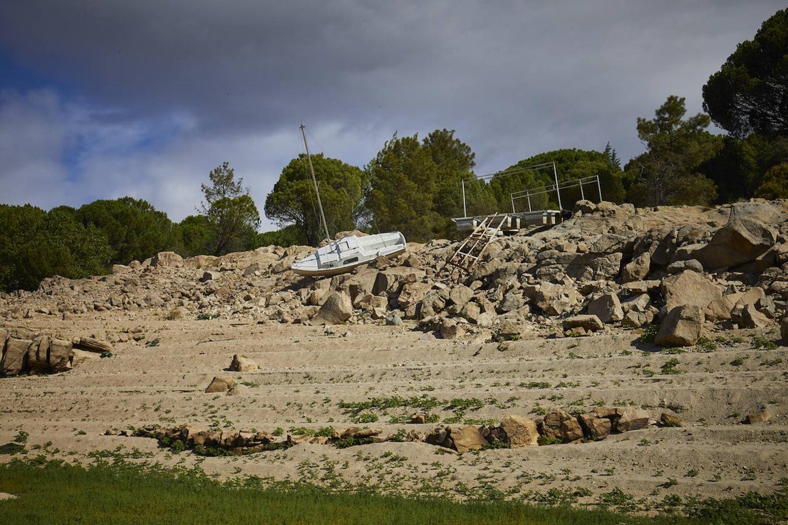 La sequía en el embalse de San Juan, en imágenes: barcos encallados y embarcaderos a ninguna parte