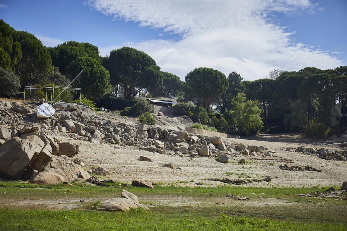 La sequía en el embalse de San Juan, en imágenes: barcos encallados y embarcaderos a ninguna parte