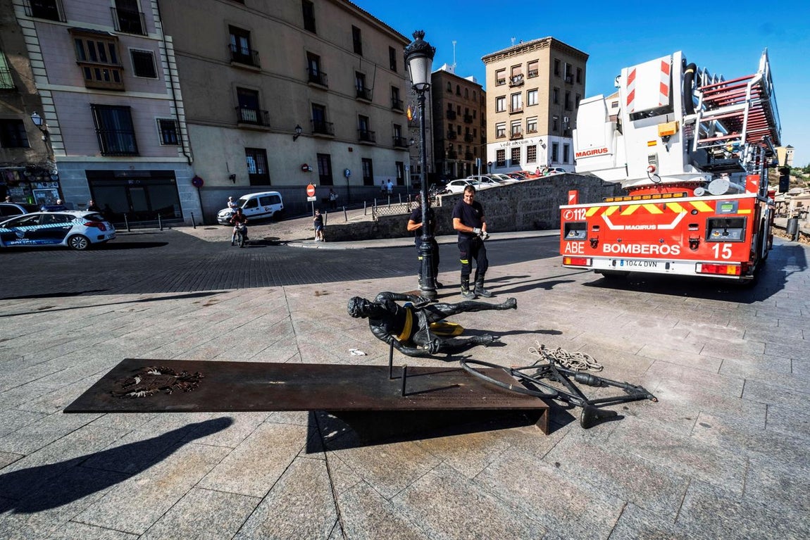 Los bomberos retiran la estatua de homenaje a Bahamontes en Toledo