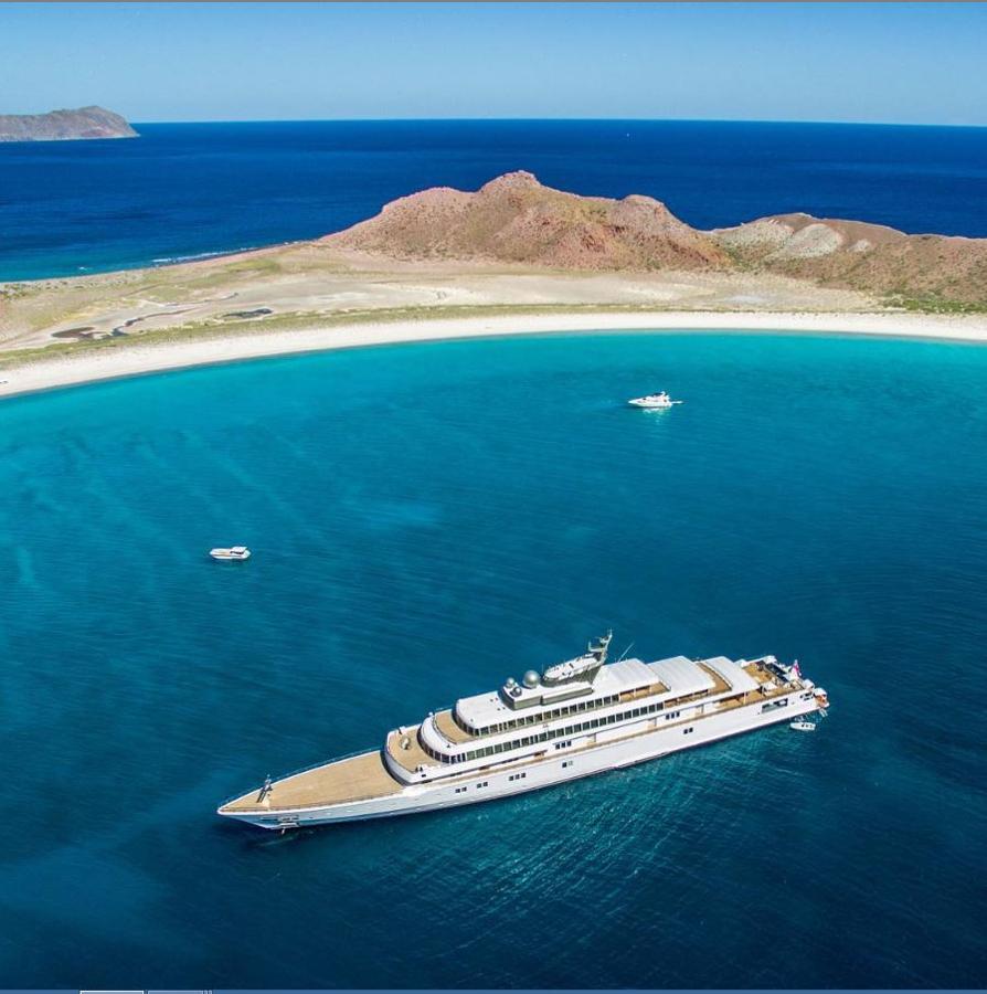 Leonardo DiCaprio, Bruce Springsteen, Orlando Bloom, Tom Hanks, Katy Perryo la mismísima Oprah Winfrey han sido algunos de los invitados del multimillonario que han podido disfrutar de la exclusividad de viajar a bordo de la embarcación.