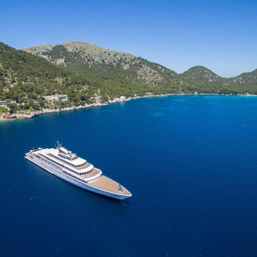 El yate cuenta con un total de cinco pisos con 82 camarotes para uso de sus 16 invitados y 45 tripulantes, gimnasio, sauna, sala de cine, cancha de baloncesto que sirve las veces de aterrizaje para helicópteros e incluso una gran bodega de vinos