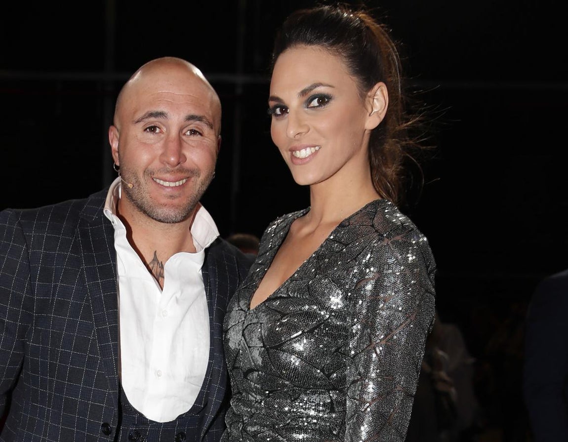 Kiko Rivera e Irene Rosales. El hijo de Isabel Pantoja siempre se ha mostrado al lado de su madre, aún en los momentos más complicados de su vida. Por ello, no se ha querido perder la celebración del cumpleaños de su madre, a la que ha acudido junto a su mujer Irene Rosales. Para este día tan especial, el DJ le ha regalado a la artista un cachorro de biewer yorkshire terrier, en blanco y negro para que la acompañe en Cantora. Kiko Rivera solo podrá acudir a la celebración de este jueves, pues el próximo día 2 de agosto tendrá que cumplir con sus compromisos profesionales