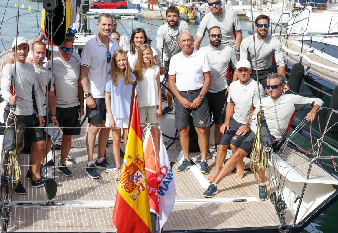 Los Reyes y sus hijas han llegado este jueves a la sede del Real Club Náutico de Palma poco después de las diez de la mañana. Los cuatro han posado sonrientes a la entrada del edificio ante los medios de comunicación