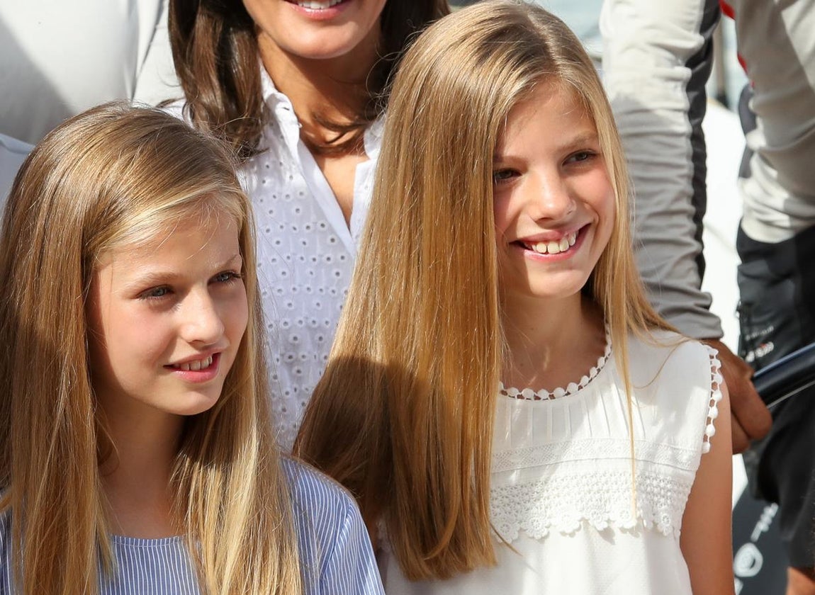 Los Reyes y sus hijas han llegado este jueves a la sede del Real Club Náutico de Palma poco después de las diez de la mañana. Los cuatro han posado sonrientes a la entrada del edificio ante los medios de comunicación