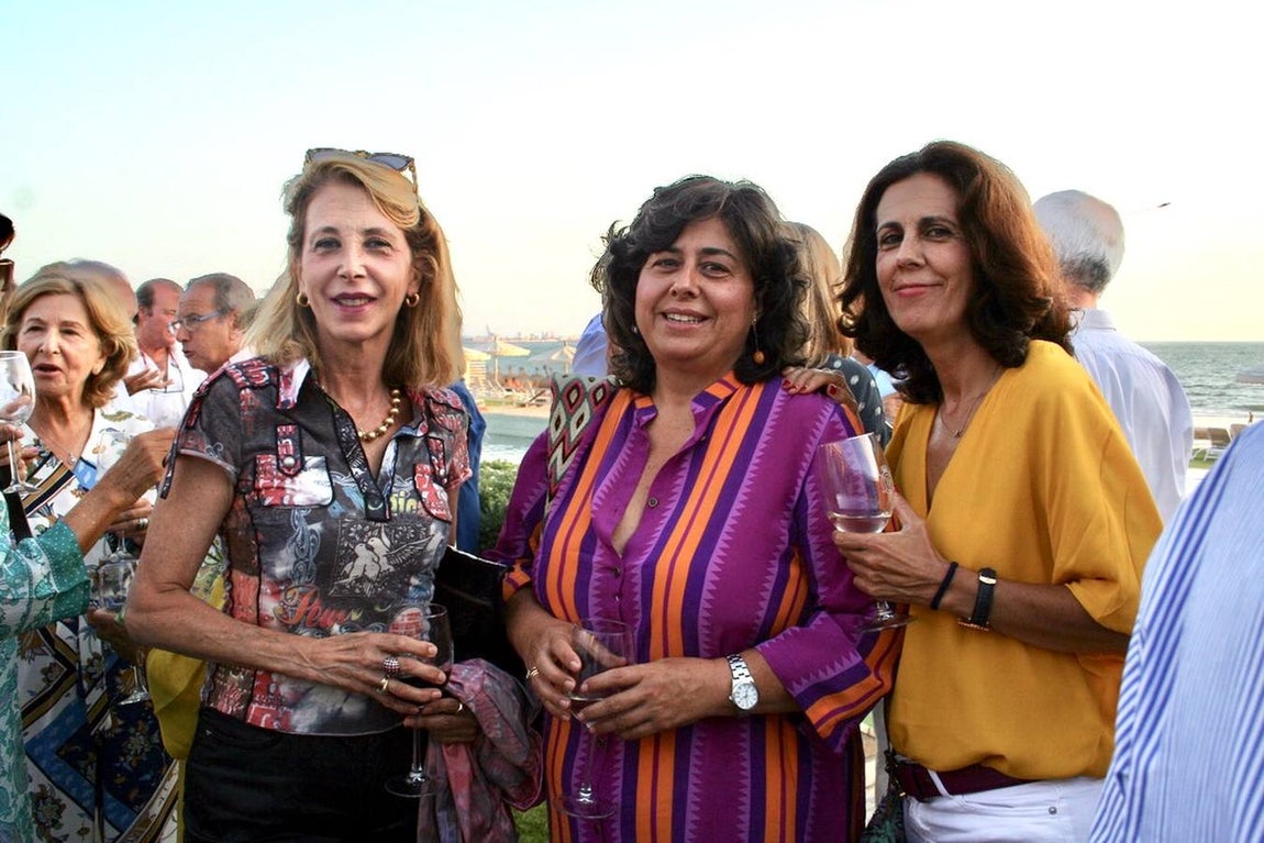 Asun Bobillo, Carmen Lozano Murube y Teresa Vizcaino Murube.