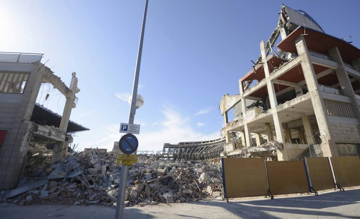 La antigua casa del Atlético ya está siendo demolida. 