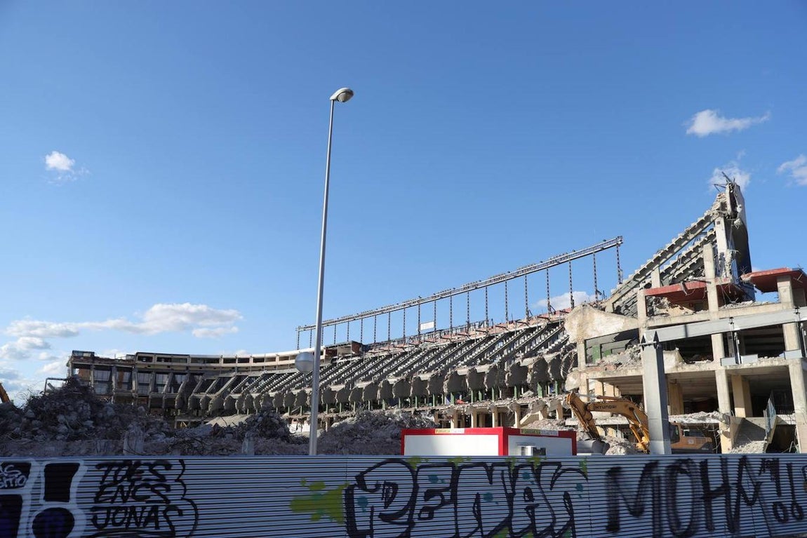 La antigua casa del Atlético ya está siendo demolida. 
