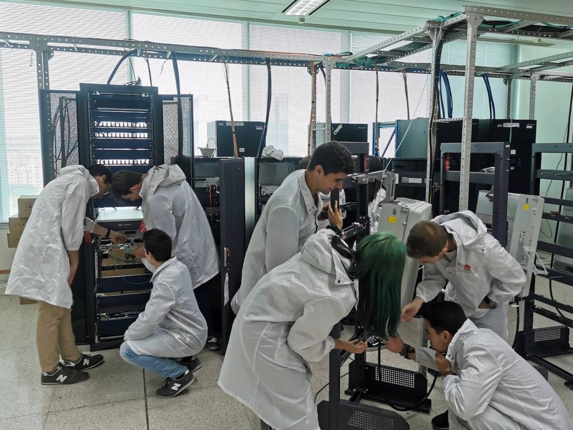 Las fotos más increíbles del Campus de Huawei en China. Becarios españoles durante su formación