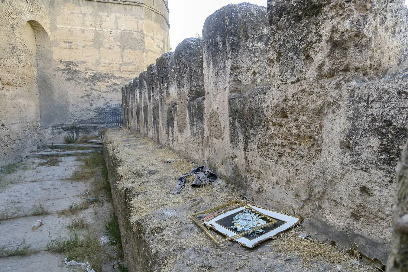 En imágenes: La Muralla de la Macarena convertida en un basurero