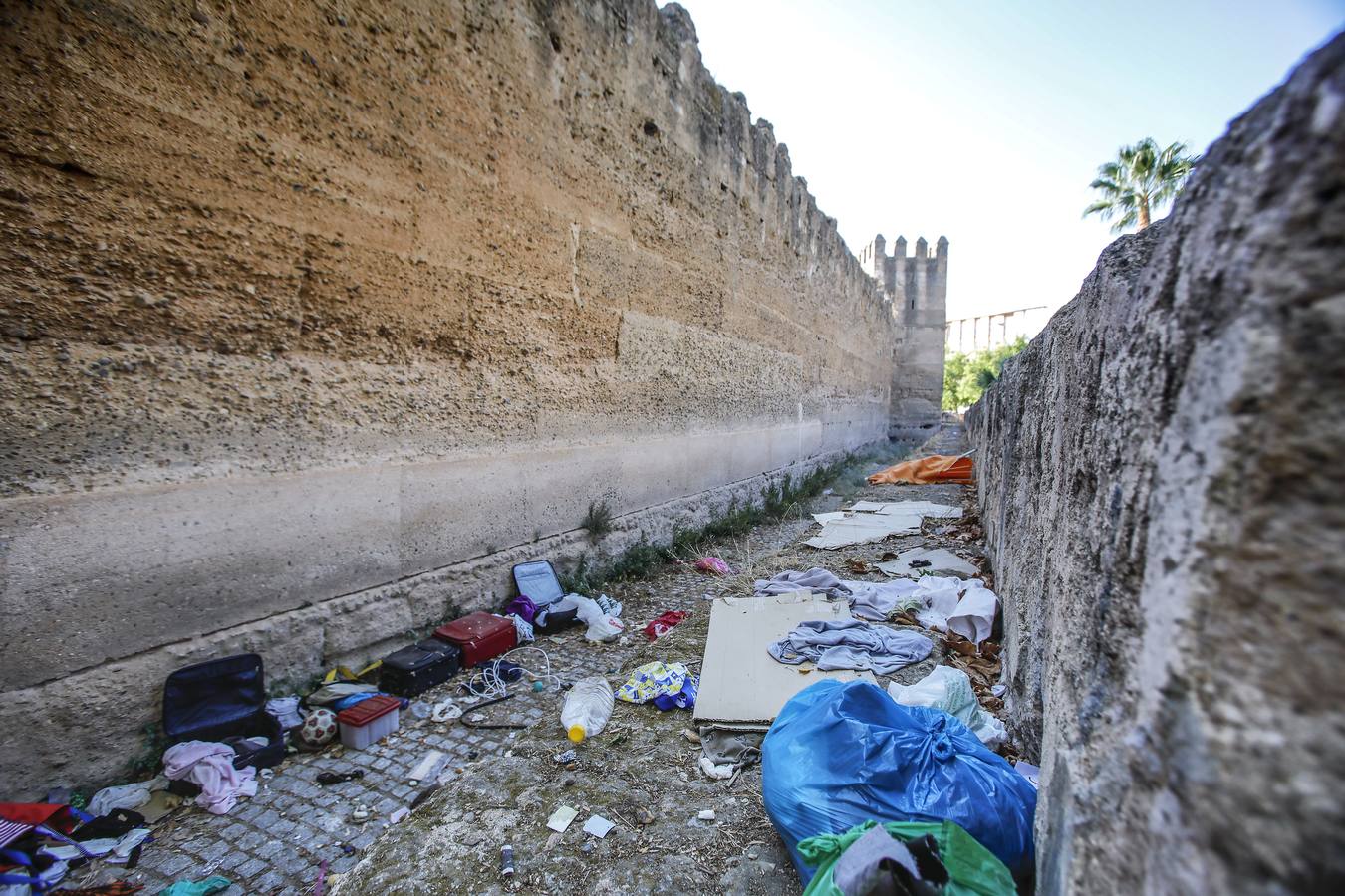 En imágenes: La Muralla de la Macarena convertida en un basurero