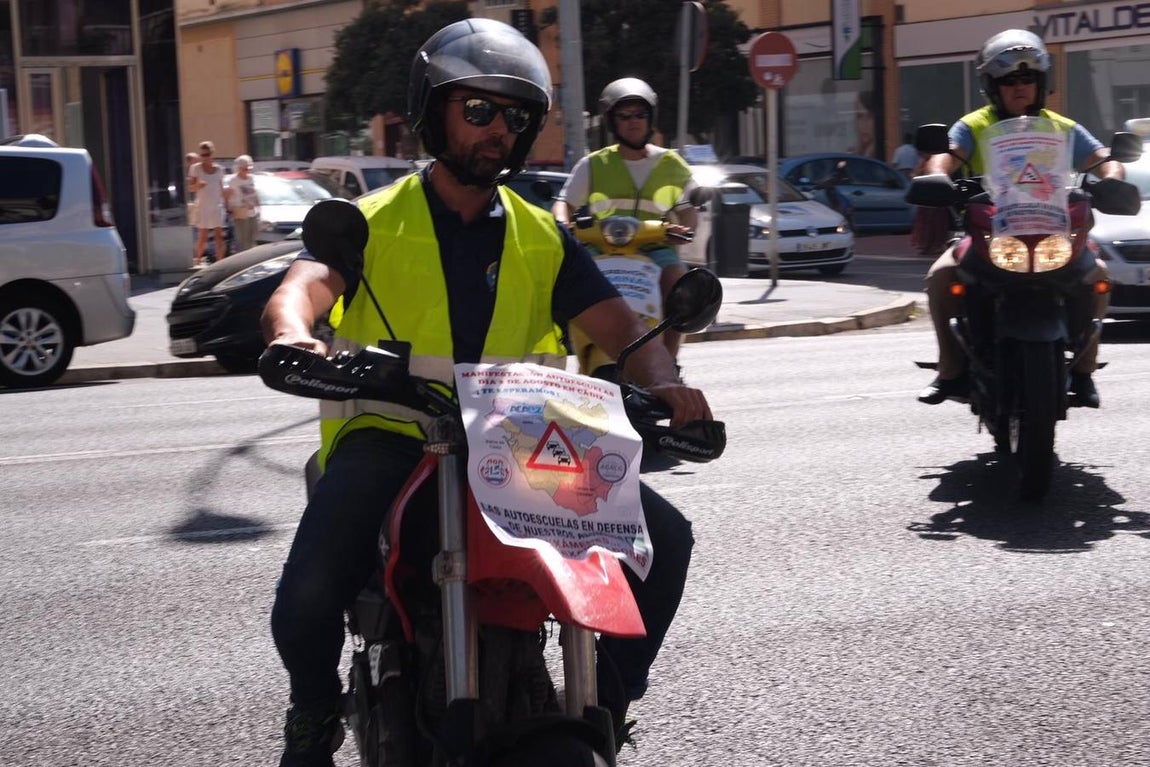 Las imágenes de la marcha de protesta de las autoescuelas de la provincia de Cádiz