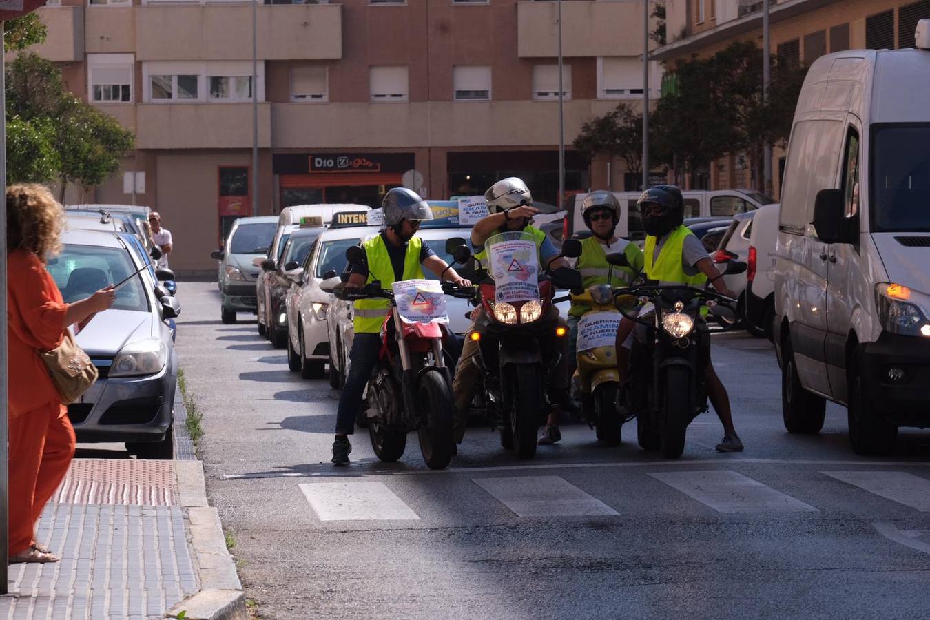 Las imágenes de la marcha de protesta de las autoescuelas de la provincia de Cádiz