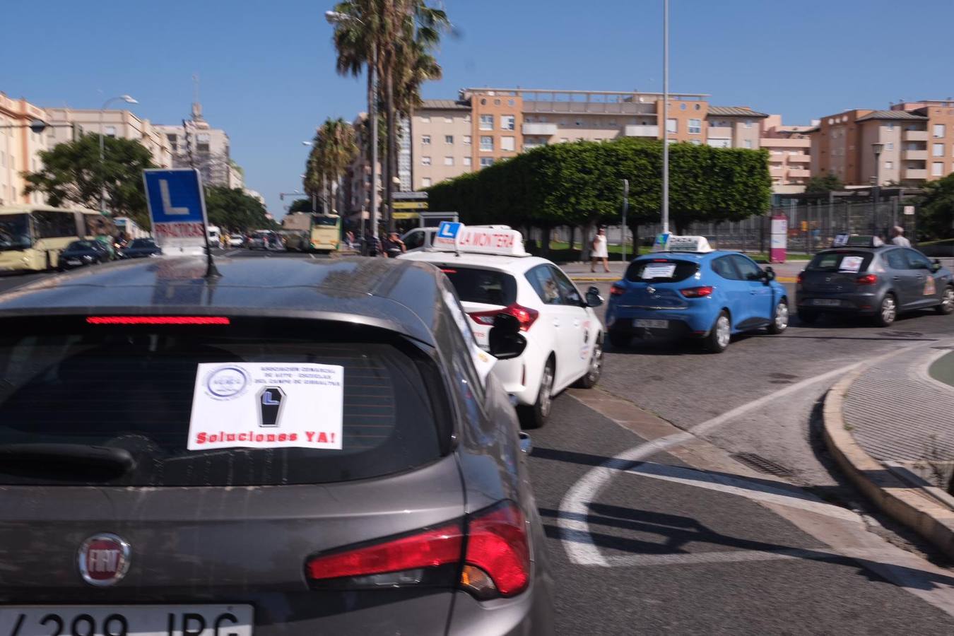 Las imágenes de la marcha de protesta de las autoescuelas de la provincia de Cádiz
