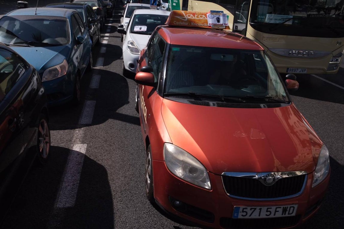 Las imágenes de la marcha de protesta de las autoescuelas de la provincia de Cádiz