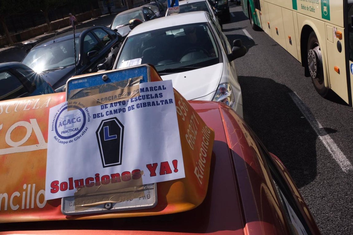 Las imágenes de la marcha de protesta de las autoescuelas de la provincia de Cádiz