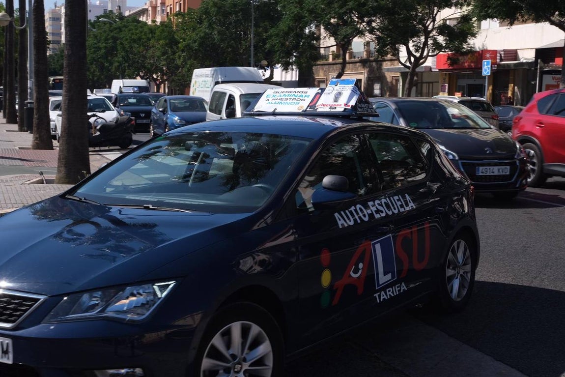 Las imágenes de la marcha de protesta de las autoescuelas de la provincia de Cádiz