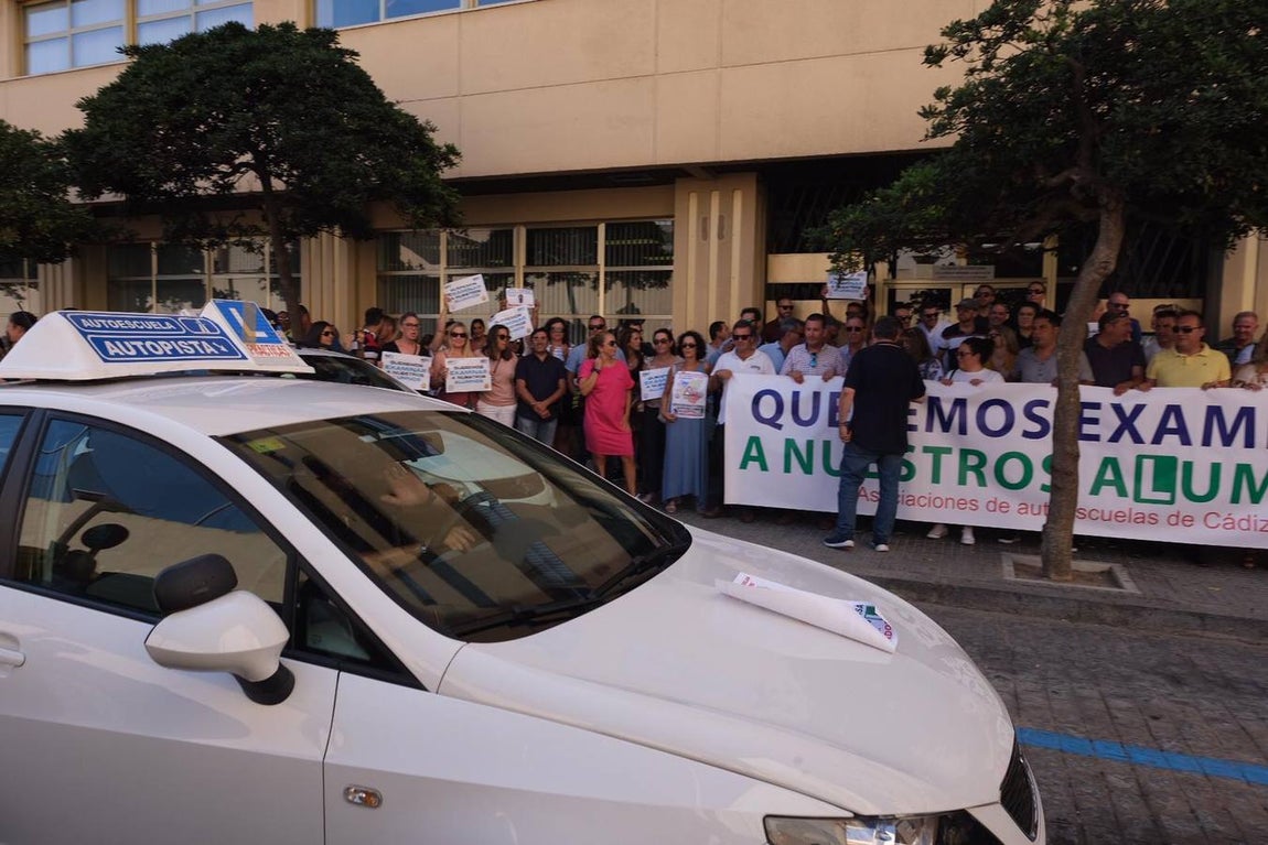 Las imágenes de la marcha de protesta de las autoescuelas de la provincia de Cádiz
