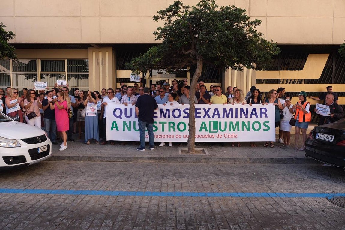 Las imágenes de la marcha de protesta de las autoescuelas de la provincia de Cádiz