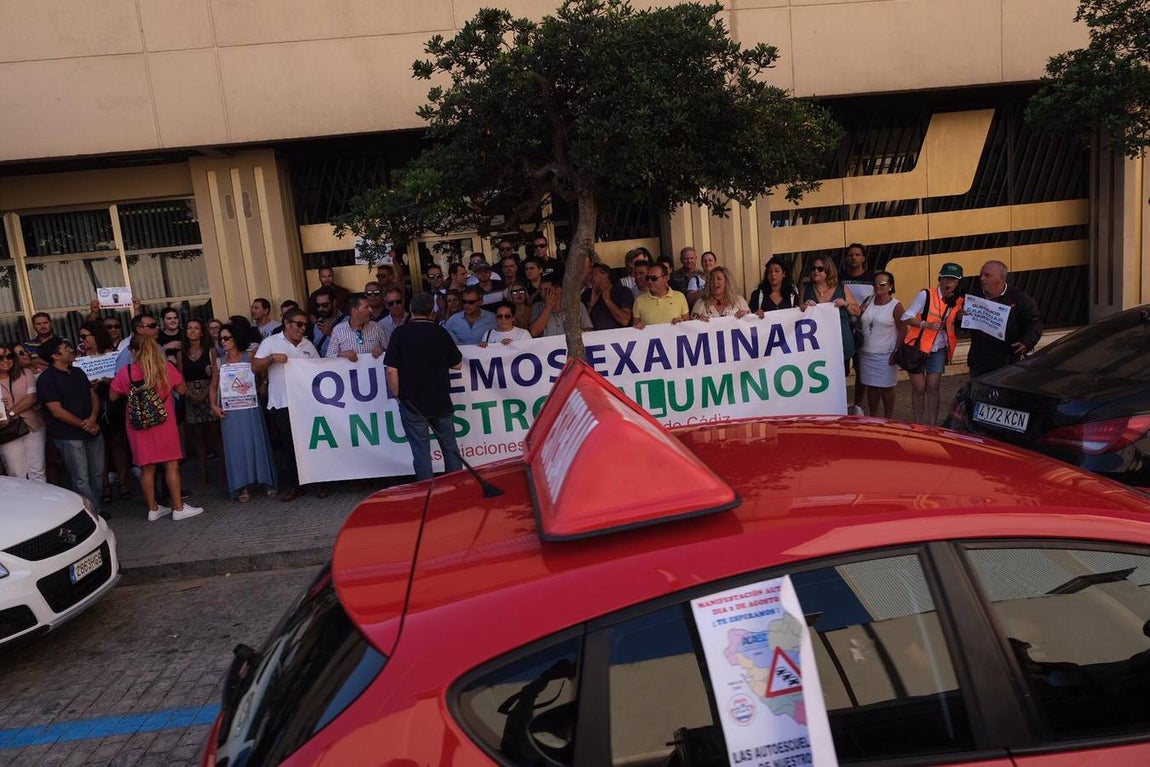 Las imágenes de la marcha de protesta de las autoescuelas de la provincia de Cádiz