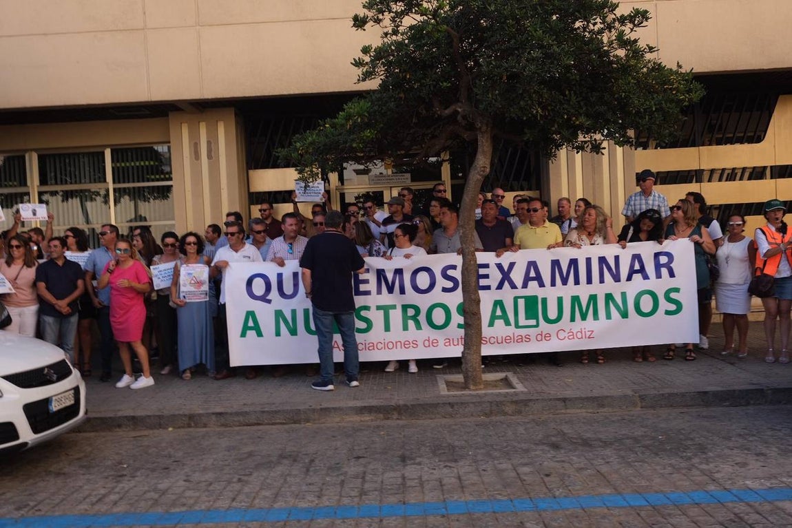 Las imágenes de la marcha de protesta de las autoescuelas de la provincia de Cádiz