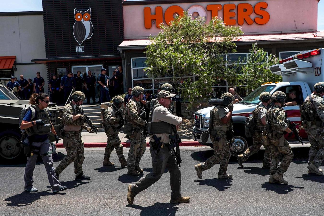 Agentes del FBI llegando al centro comercial. 