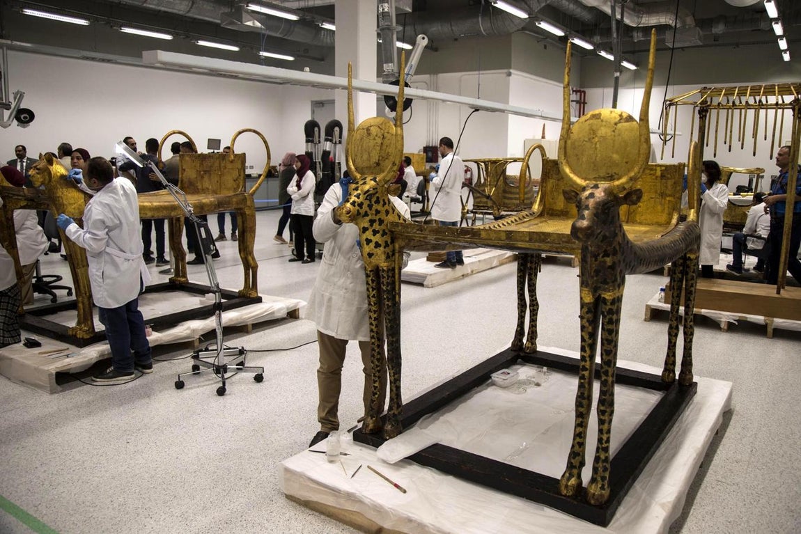 Así dan lustre al sarcófago de Tuntankamón