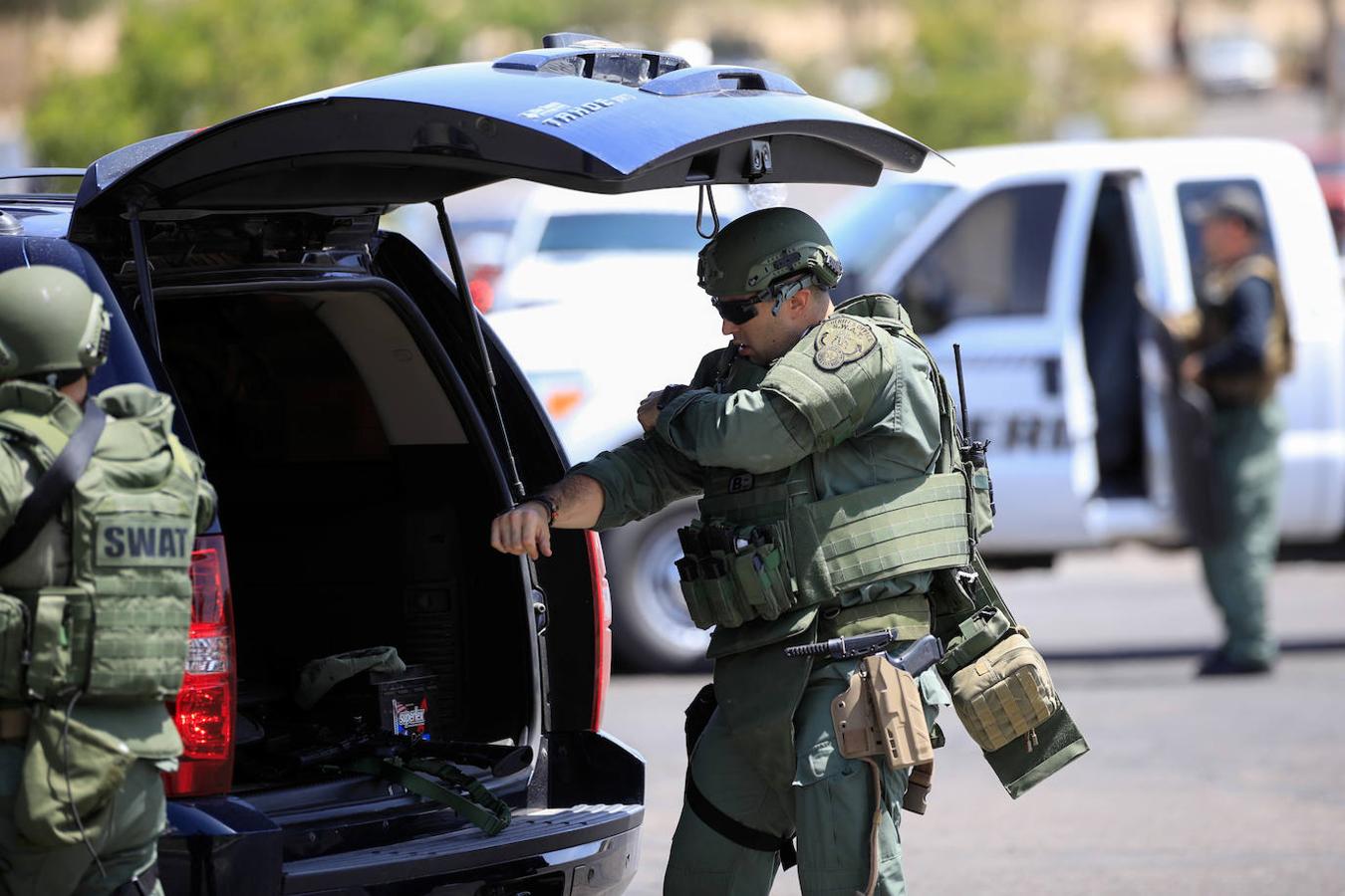 Un equipo de los SWAT preparándose en los alrededores del centro comercial de El Paso. 